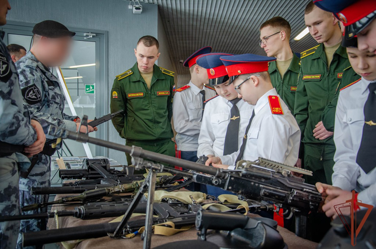 В Пензе росгвардейцы представили выставку, посвященную Дню защитника Отечества и юбилею ведомства (видео)