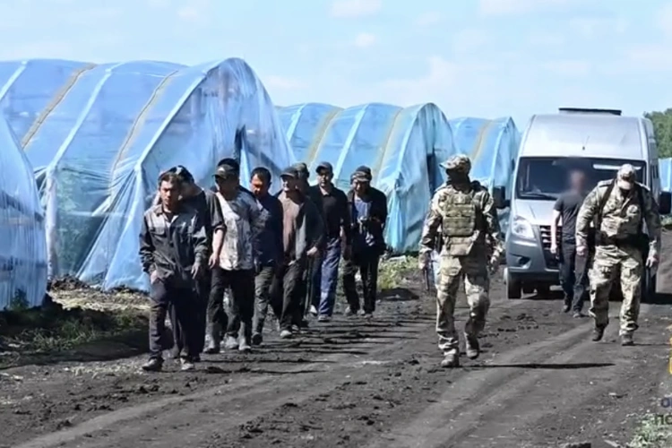 При силовой поддержке спецназа Росгвардии в Омской области пресечены нарушения миграционного законодательства