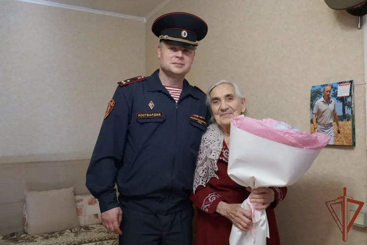 В Кирове росгвардейцы поздравили со столетним юбилеем ветерана ведомства