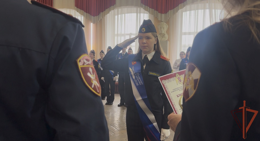 Представители Росгвардии приняли участие в церемонии выпуска кадет профильного класса в Твери (видео)