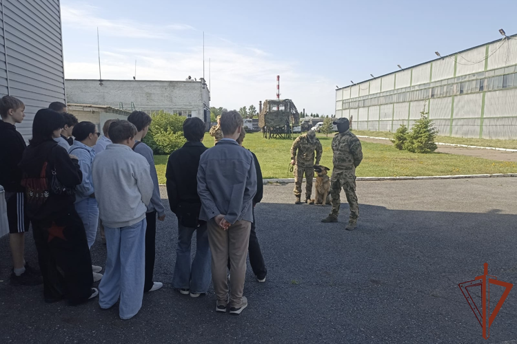 Спецподразделения Росгвардии в регионах Сибири провели патриотические мероприятия для школьников