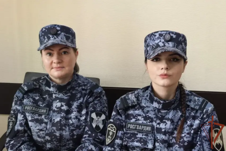В Красноярске сотрудницы Росгвардии оказали помощь несовершеннолетней девушке, потерявшей сознание в автобусе