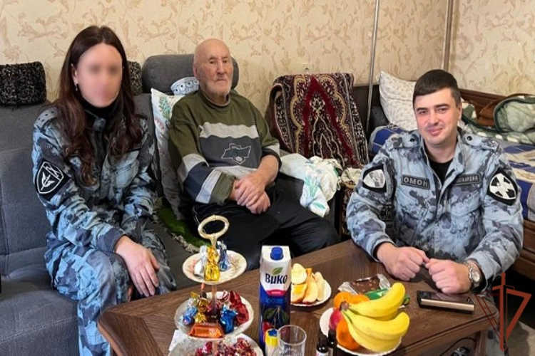 В Дагестане сотрудники Росгвардии посетили ветерана Великой Отечественной войны