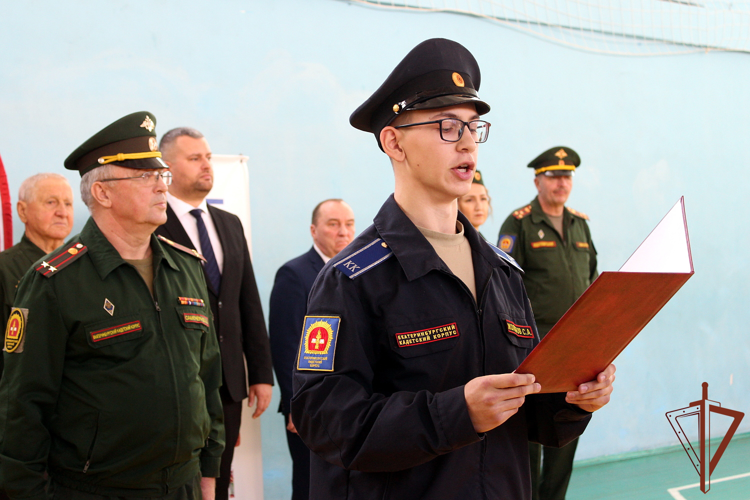 В Екатеринбурге росгвардейцы поздравили учащихся Кадетского корпуса с торжественным событием в их жизни