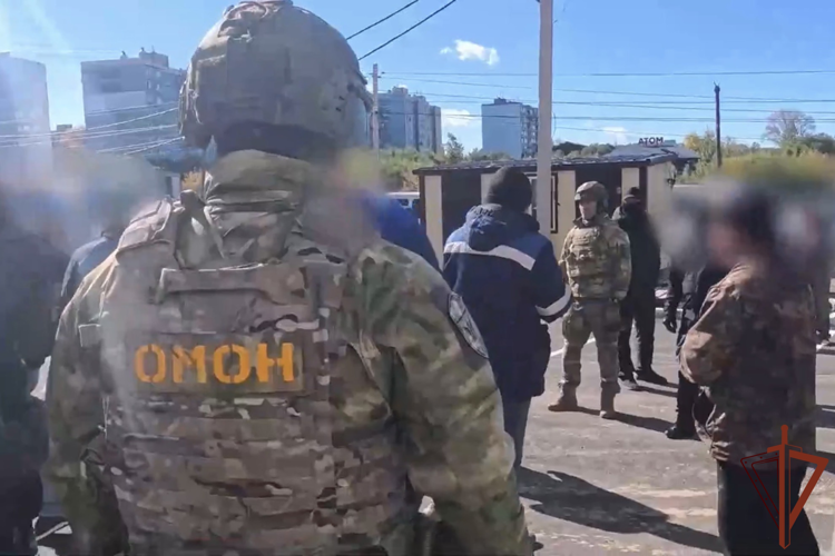 В Хабаровске ОМОН Росгвардии оказал содействие при проверке иностранных граждан, осуществляющих трудовую деятельность (видео)