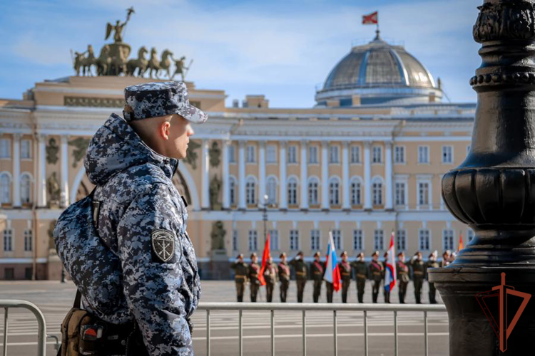 Росгвардейцы обеспечили безопасность проведения репетиции Парада Победы в Санкт-Петербурге