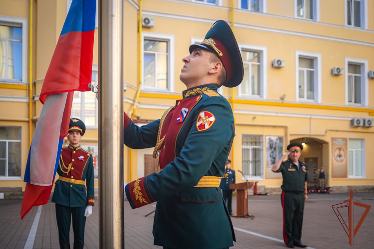 В Северо-Западном округе Росгвардии отметили День Государственного флага