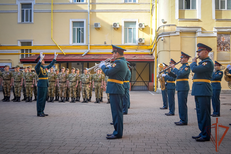 В Северо-Западном округе Росгвардии отметили День Государственного флага