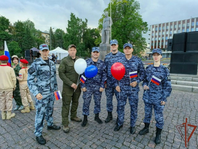 В Северо-Западном округе Росгвардии отметили День Государственного флага