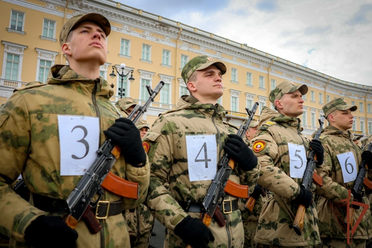 В Санкт-Петербурге курсанты Военной академии Росгвардии участвуют в репетиции Парада Победы