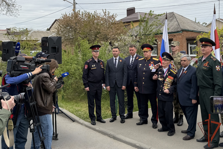 Росгвардейцы провели «Парад у дома ветерана» в Ростове-на-Дону