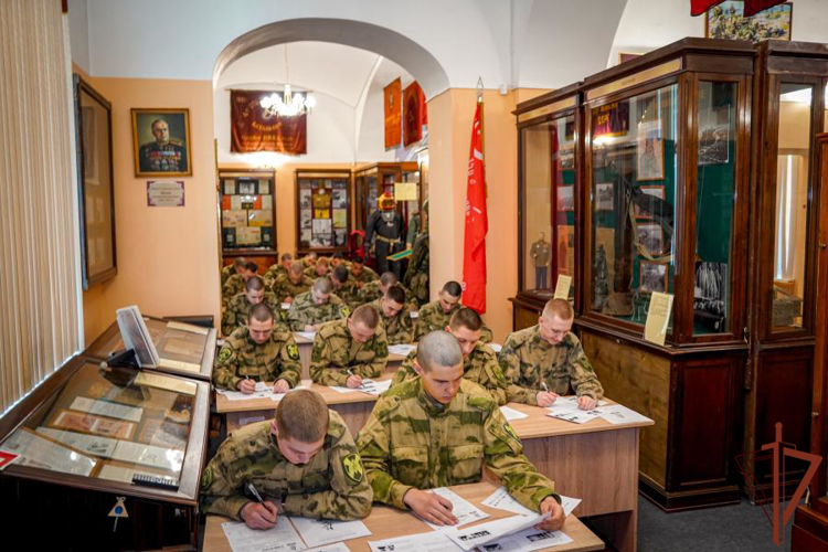 Военнослужащие и сотрудники Северо-Западного округа Росгвардии написали «Диктант Победы»