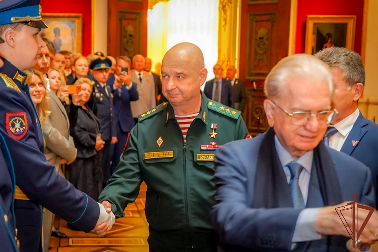 Командующий Северо-Западным округом Росгвардии принял участие в церемонии в честь Дня российской гвардии
