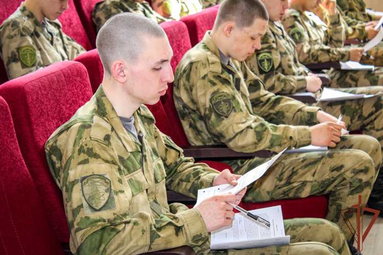 Военнослужащие и сотрудники Северо-Западного округа Росгвардии написали «Диктант Победы»