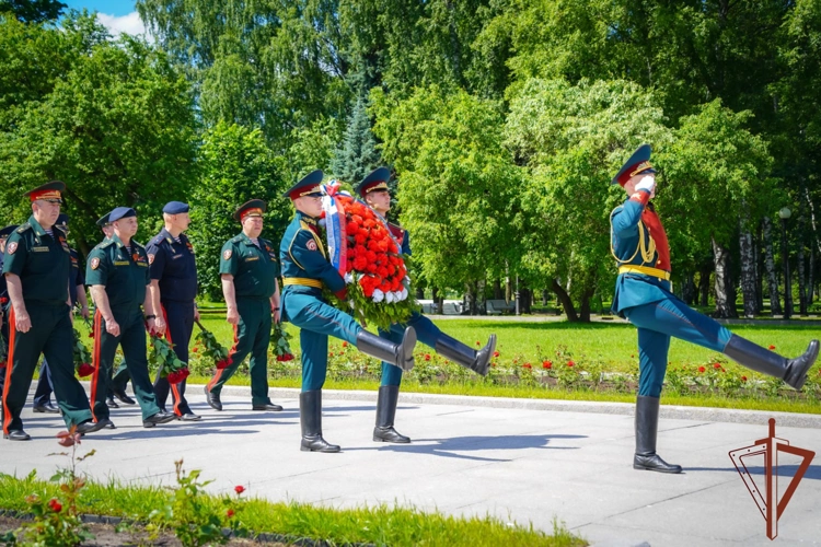 Командующий Северо-Западным округом Росгвардии почтил память погибших в годы Великой Отечественной войны (видео)