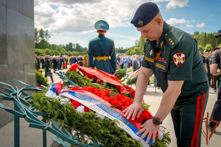 Командующий Северо-Западным округом Росгвардии почтил память погибших в годы Великой Отечественной войны (видео)