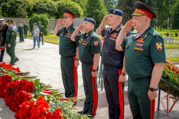 Командующий Северо-Западным округом Росгвардии почтил память погибших в годы Великой Отечественной войны (видео)