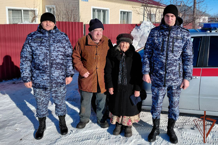 Росгвардейцы помогли вернуться домой страдающей потерей памяти пожилой жительнице Алтайского края