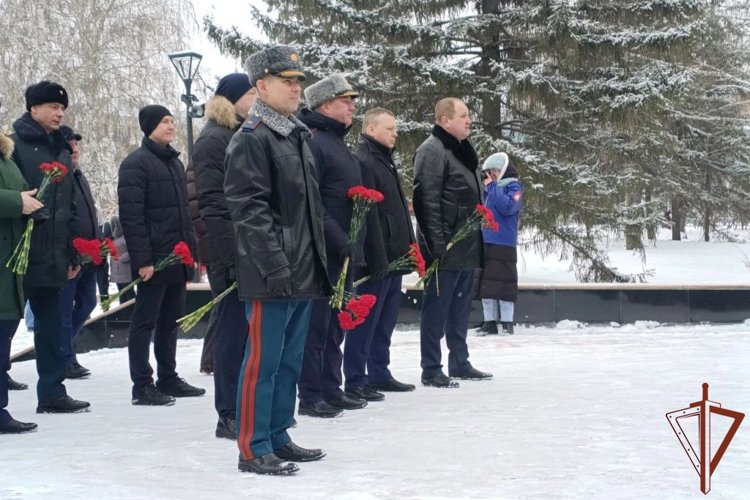 Память защитников Отечества почтили росгвардейцы в регионах Сибири