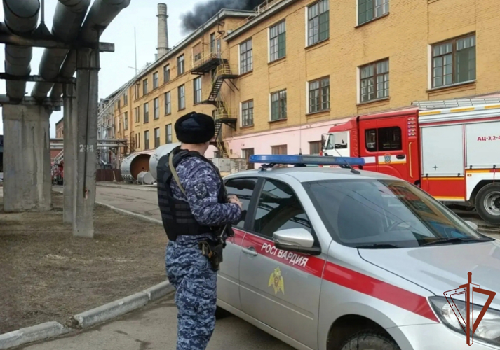 Росгвардейцы оказали содействие в тушении крупного пожара и оперативно ликвидировали возгорание автомобиля в регионах Сибири
