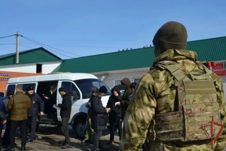 При содействии ОМОН Росгвардии в Алтайском крае проведен рейд по выявлению нарушений миграционного законодательства