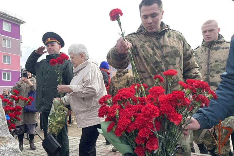 Росгвардейцы в Сибири почтили память героев-ликвидаторов последствий аварии на Чернобыльской АЭС