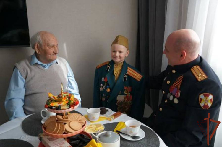 В Великом Новгороде росгвардейцы навестили 100-летнего ветерана Великой Отечественной войны