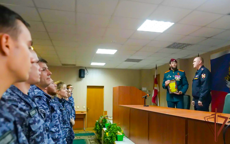 В Центре профессиональной подготовки сотрудников вневедомственной охраны столичного главка Росгвардии прошла встреча с участником СВО Львом Макеевым (видео)
