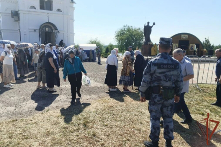 Росгвардейцы обеспечили безопасность во время проведения религиозных мероприятий в день памяти святителя Николая Чудотворца в Тамбовской области