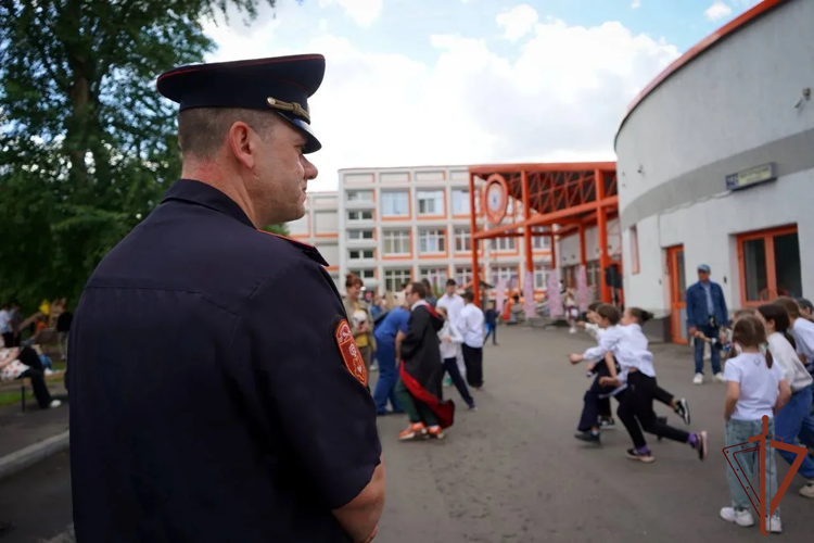 В Подмосковье сотрудники Росгвардии организовали детский праздник (видео)