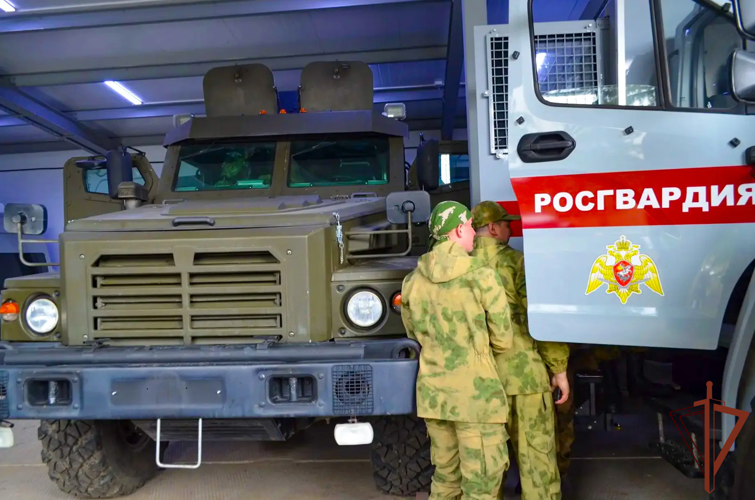 Сотрудники спецподразделения Росгвардии организовали день открытых дверей для воспитанников военно-патриотического центра в Подмосковье (видео)