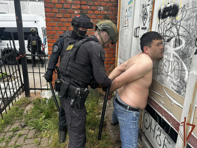 В Калининграде при содействии ОМОН Росгвардии задержаны подозреваемые в нарушении общественного порядка (ВИДЕО)