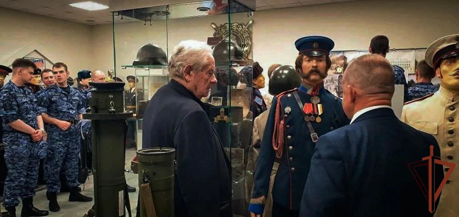 В Москве отец погибшего сотрудника Росгвардии Героя России Антона Фарелюка посетил Музей вневедомственной охраны