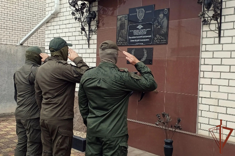 В Карачаево-Черкесии росгвардейцы почтили память боевого товарища