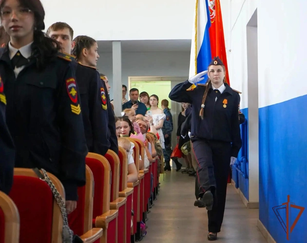 В Подмосковье росгвардейцы вручили дипломы выпускникам подшефного колледжа (видео)