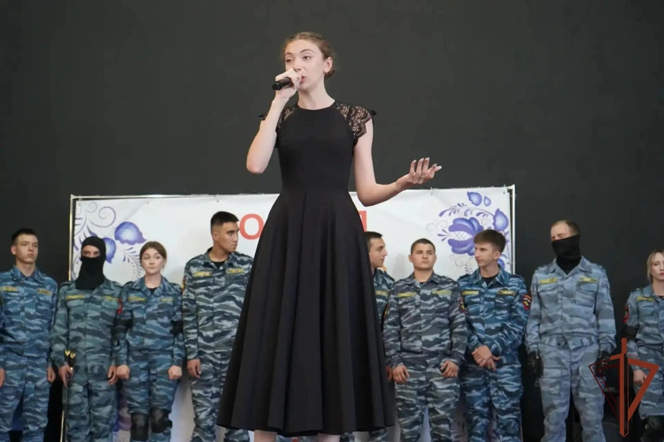 В Подмосковье росгвардейцы вручили дипломы выпускникам подшефного колледжа (видео)