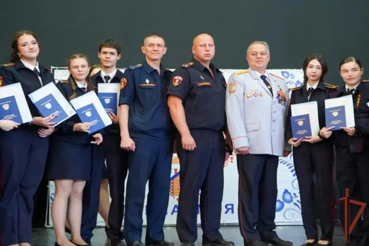 В Подмосковье росгвардейцы вручили дипломы выпускникам подшефного колледжа (видео)