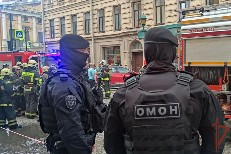 Росгвардейцы оказали содействие во время пожара в здании театра Санкт-Петербурга
