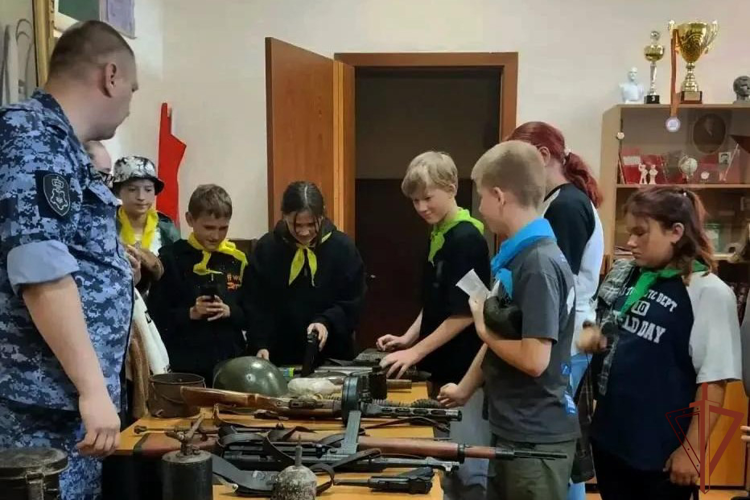 Сотрудники Росгвардии провели патриотические и познавательные мероприятия для школьников в Подмосковье