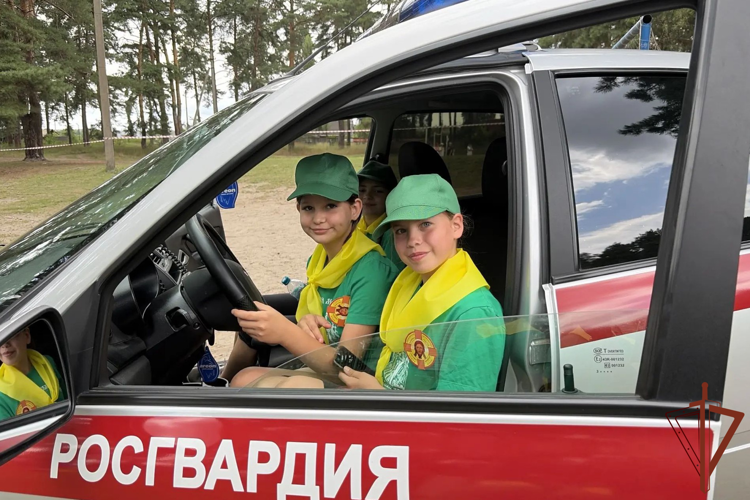 В Центральной России продолжаются патриотические и познавательные мероприятия в рамках всероссийской ведомственной акции «Каникулы с Росгвардией» (видео)