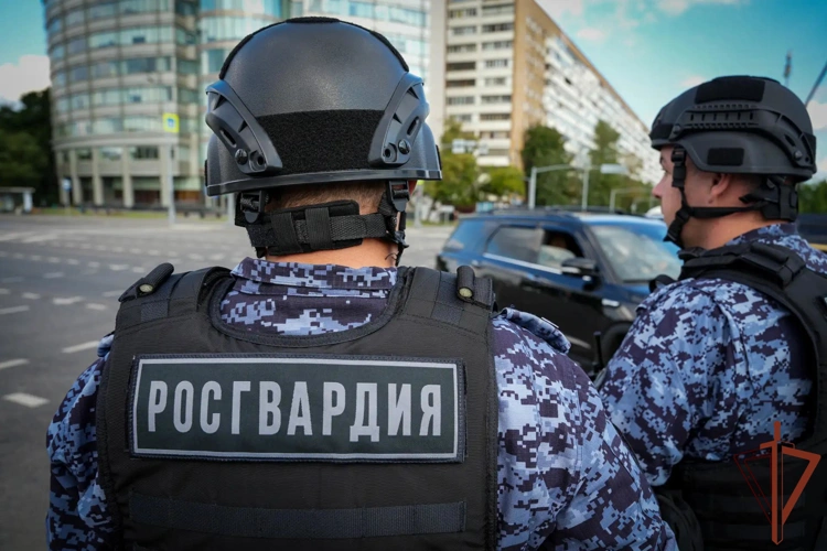 В Москве росгвардейцы задержали мужчину, подозреваемого в незаконном обороте наркотиков (видео)