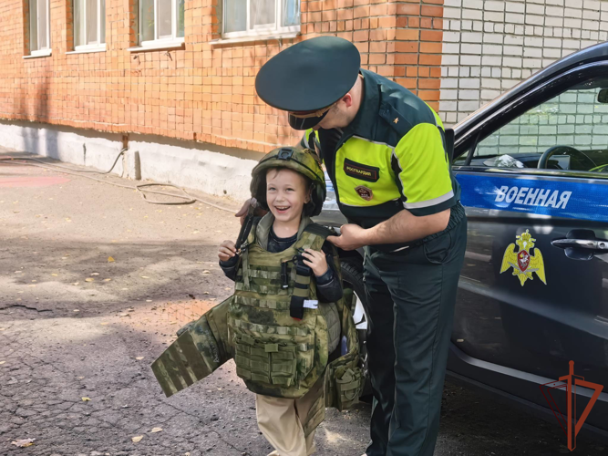 Росгвардейцы провели для дошкольников урок по безопасности дорожного движения в Брянске