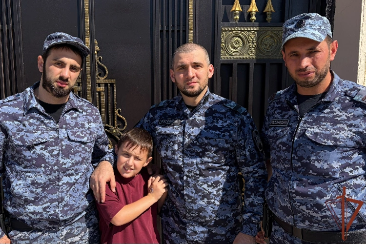 В Дагестане росгвардейцы вернули родителям потерявшегося ребенка