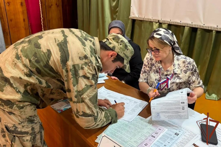 Личный состав Северо-Кавказского округа Росгвардии продолжает участвовать в Едином дне голосования