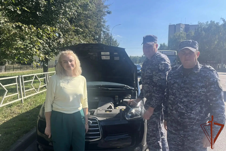 Росгвардейцы помогли автомобилистке с неисправной машиной в Липецке