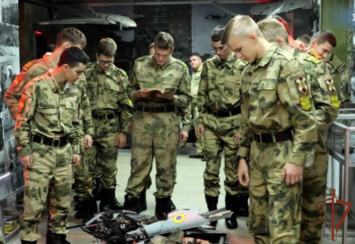 Кадеты Росгвардии познакомились с работой артиллерийского подразделения в Подмосковье