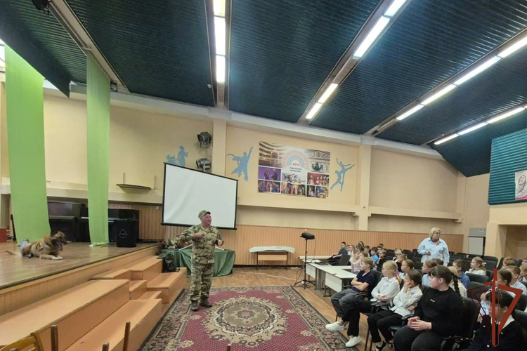 Сотрудники и военнослужащие Росгвардии в Сибири проводят занятия для молодежи и помогают им совершенствовать навыки