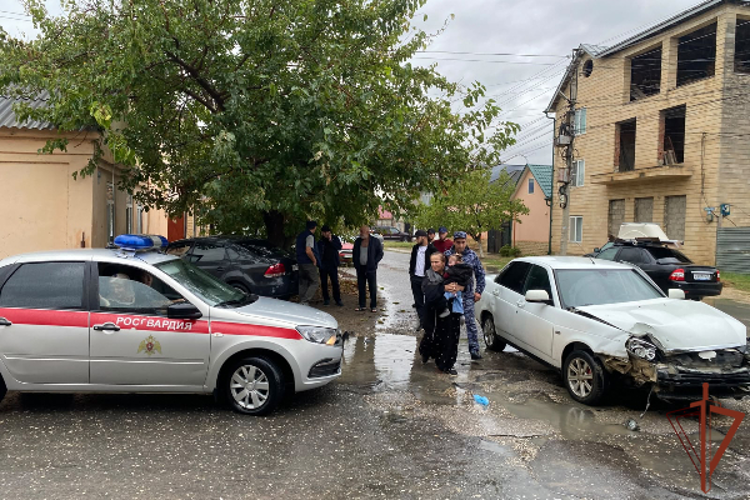 В Дагестане росгвардейцы пришли на помощь попавшим в ДТП