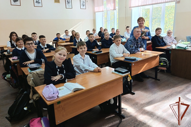 В Центральной России росгвардейцы поздравили педагогов с Днем учителя