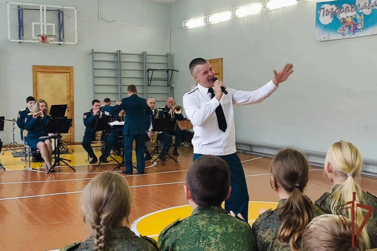 В Центральной России росгвардейцы поздравили педагогов с Днем учителя